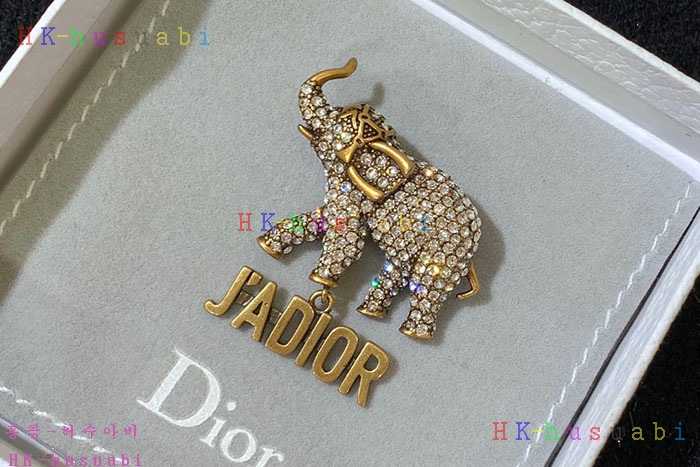 NEW 디올 브로치 신상 DR 7140019