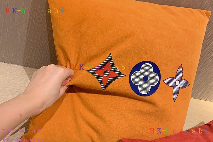 NEW 루이비통 쿠션 신상 LV 757777
