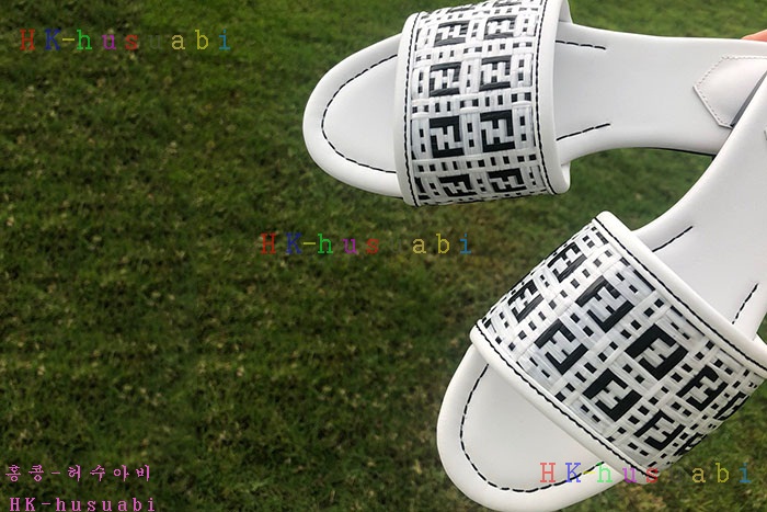NEW 펜디 슬리퍼 신상 FD 572770