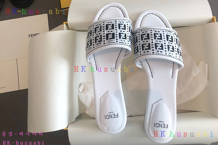 NEW 펜디 슬리퍼 신상 FD 572770