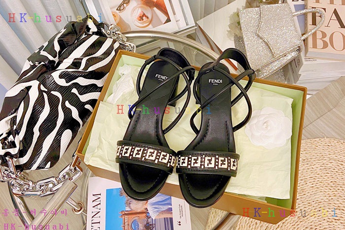 NEW 펜디 샌들 신상 FD 9673354