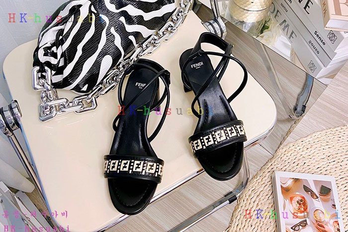 NEW 펜디 샌들 신상 FD 9673354