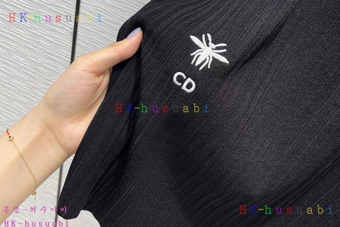 NEW 디올 반팔티 신상 DR 857886