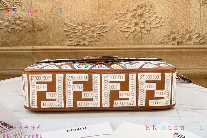 ★미러급★펜디 자수 캔버스 바게트백 8BR600