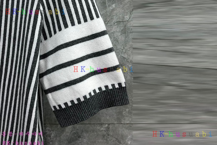 NEW 톰브라운 반팔티 신상 TB 858809