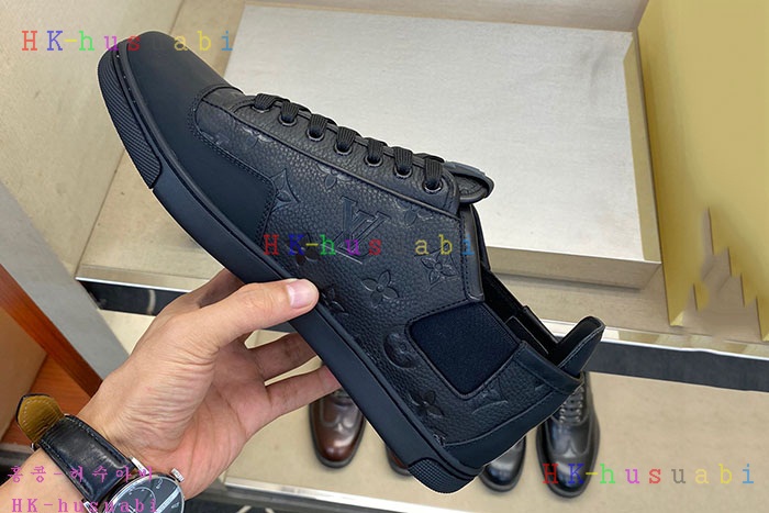 NEW 루이비통 스니커즈  신상 LV 758801