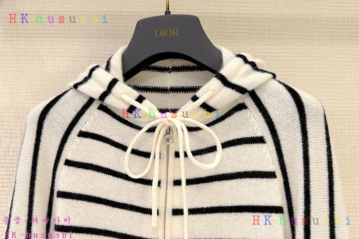 NEW 미우미우 상의 신상  M 5558242