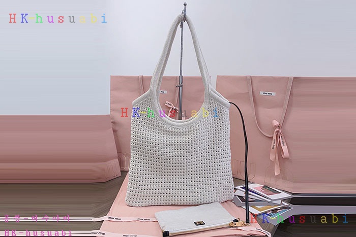 ★미러급★미우미우 아이비 라피아 효과 우븐 토트 백 5BG231-2
