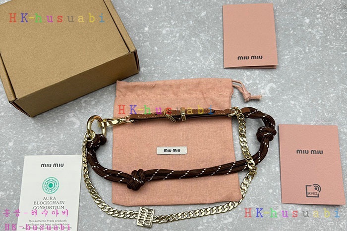 NEW 미우미우 키링 백참 신상 524126